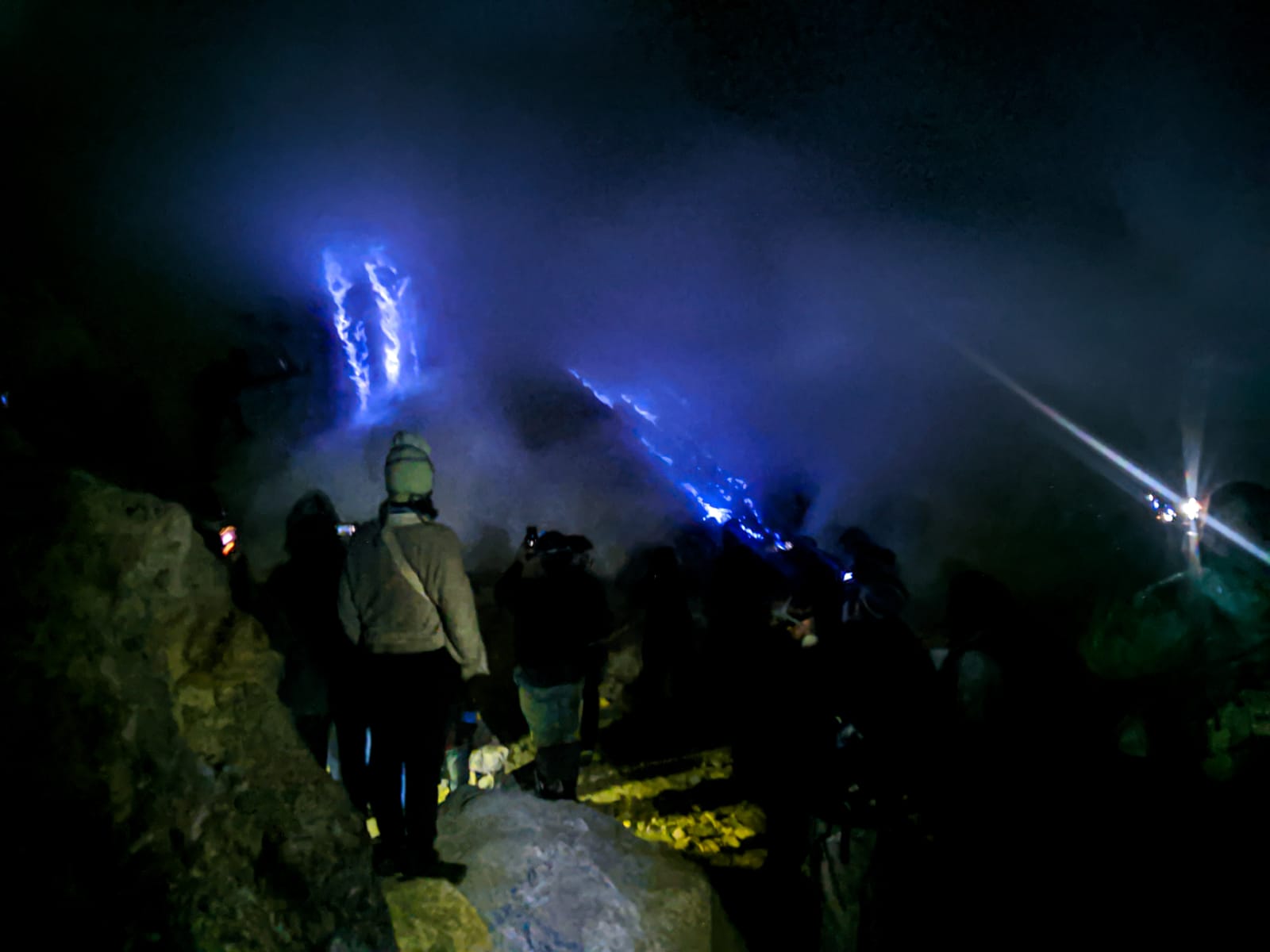 blue fire ijen tour, kawah ijen tour dgn blue fire, blue fire kawah ijen tour